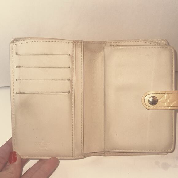 Louis Vuitton Vernis Yellow Kisslock Wallet – Authentic Patent Leather pre-owned - Picture 11 of 14